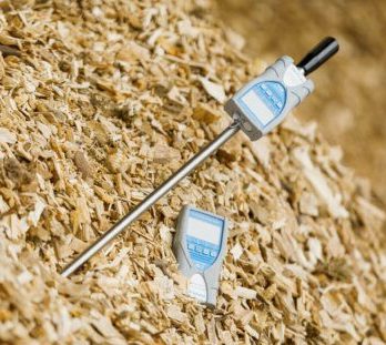Humimeter-Feuchtemessgerät misst Feuchte in einem Hackschnitzelhaufen
